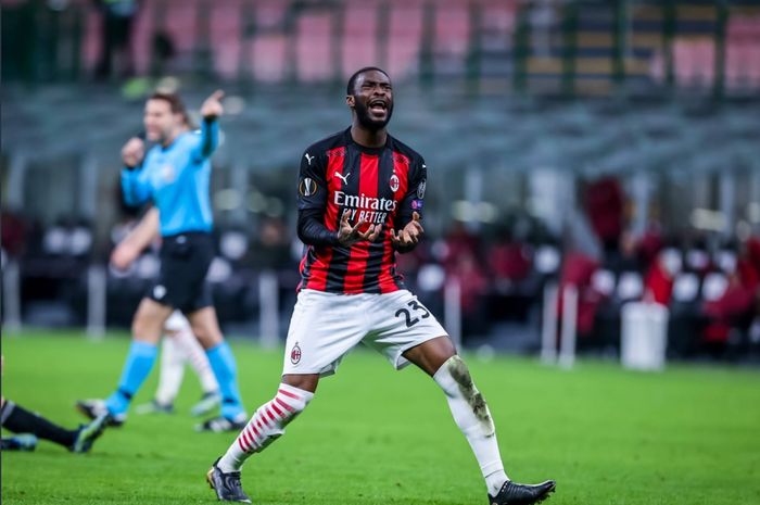 Bek pinjaman Chelsea, Fikayo Tomori tengah membela AC Milan.