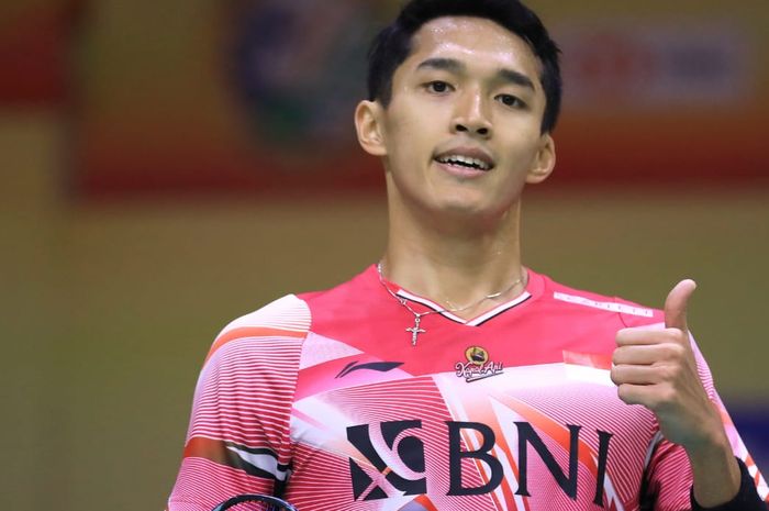 Tunggal putra Indonesia, Jonatan Christie, berpose setelah memastikan diri melaju ke babak kedua India Open 2023 di KD Jadhav Indoor Hall, New Delhi, Selasa (17/1/2023).