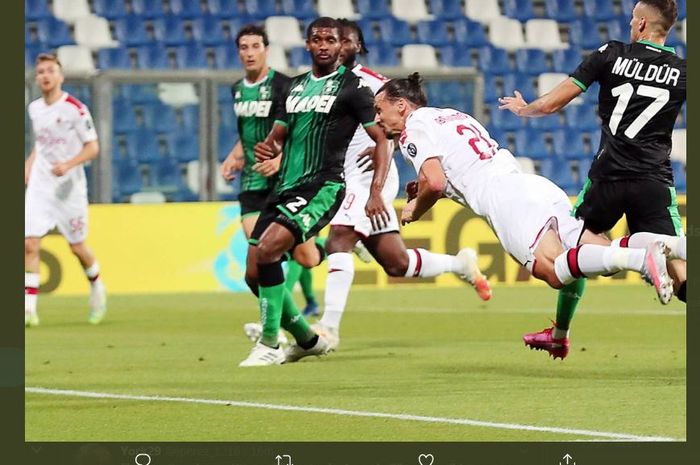 Bomber AC Milan, Zlatan Ibrahimovic, mencetak gol dalam duel Liga Italia kontra Sassuolo di Mapei Stadium, 21 Juli 2020.