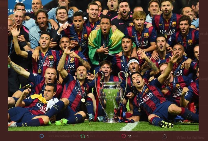 Momen Barcelona mengangkat trofi Liga Champions usai mengalahkan Juventus di final edisi 2014-2015 di Berlin.