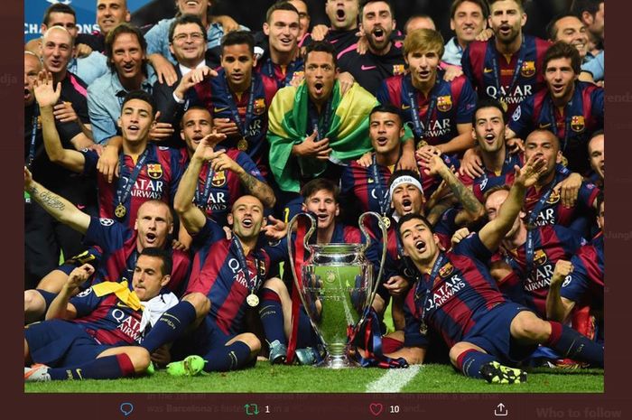 Momen Barcelona mengangkat trofi Liga Champions usai mengalahkan Juventus di final edisi 2014-2015 di Berlin.