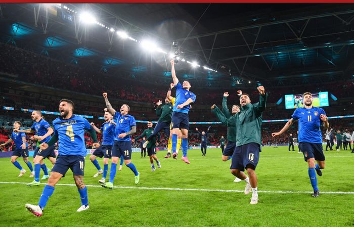 Para pemain timnas Italia merayakan kelolosan mereka ke babak final EURO 2020 usai mengalahkan timnas Spanyol pada babak adu penalti, Selasa (6/7/2021).