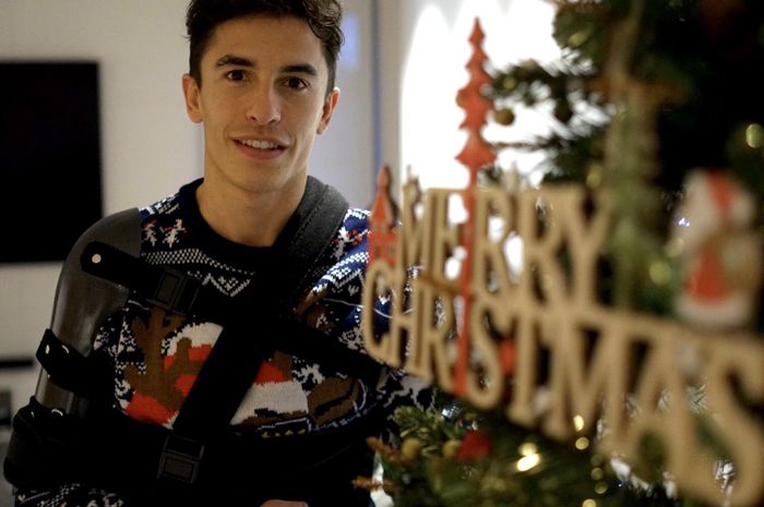 Marc Marquez merayakan natal dengan kembali memasang penopang lengan. 