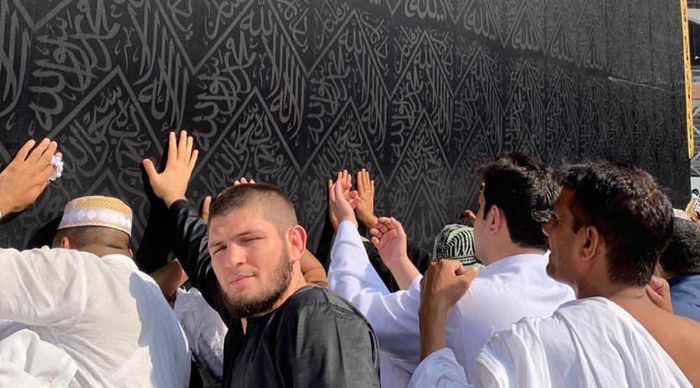 Khabib Nurmagomedov saat sedang menunaikan ibadah umroh di Mekah.