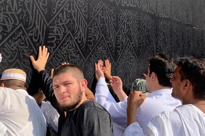 Khabib Nurmagomedov saat sedang menunaikan ibadah umroh di Mekah.