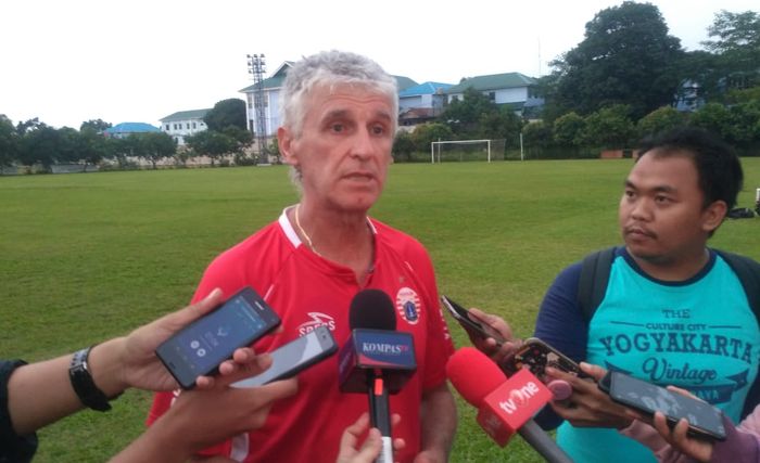 Pelatih Persija Jakarta, Ivan Kolev, menjawab pertanyaan wartawan di Lapangan PSAU TNI AU, Halim Perdanakusuma, Jakarta, Kamis (18/4/2019).