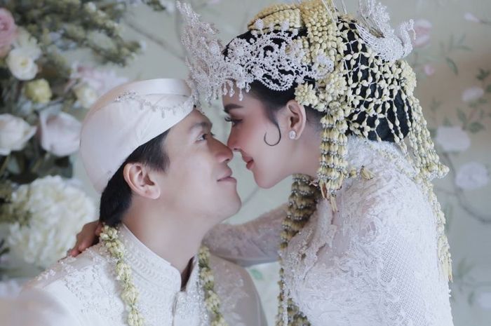 Ahli Tarot Terkejut Muncul Kartu Karma Saat Ramal Pernikahan Syahrini Dan Reino Barack Terungkap Artinya Jadi Sorotan Semua Halaman Grid Fame