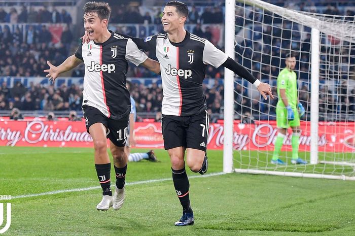 Megabintang asal Portugal, Cristiano Ronaldo, merayakan golnya bersama Paulo Dybala (kiri) saat membela Juventus.