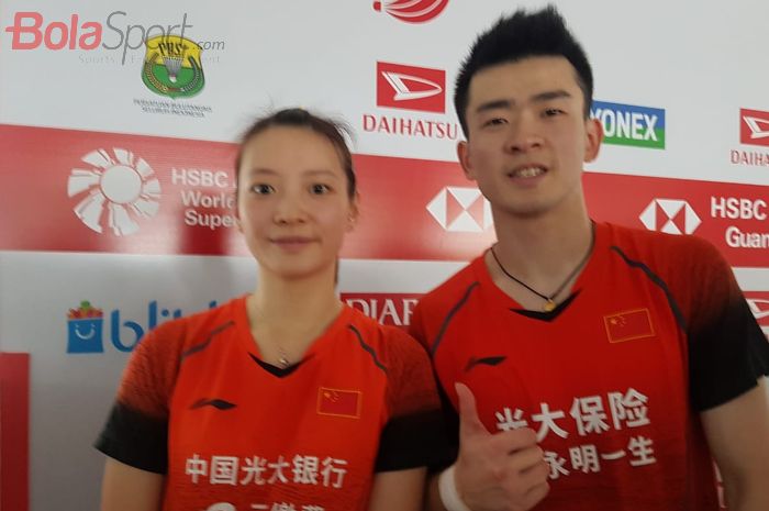 Pasangan ganda campuran China, Zheng Si Wei/Huang Ya Qiong, berpose setelah memastikan diri ke babak final Indonesia Masters 2020 di Istora Senayan, Jakarta, Sabtu (18/11/2020).