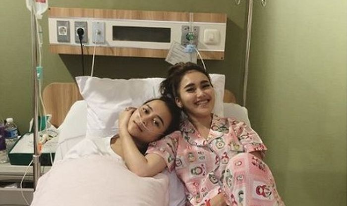 Ayu Ting Ting ikut berbaring di ranjang rumah sakit menemani adiknya yang sakit