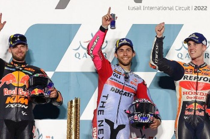 Dari kiri ke kanan, Brad Brinder (Red Bull KTM), Enea Bastianini (Gresini Racing), dan Pol Espargaro (Repsol Honda) di podium MotoGP Qatar 2022 di Sirkuit Losail, Minggu (6/3/2022).