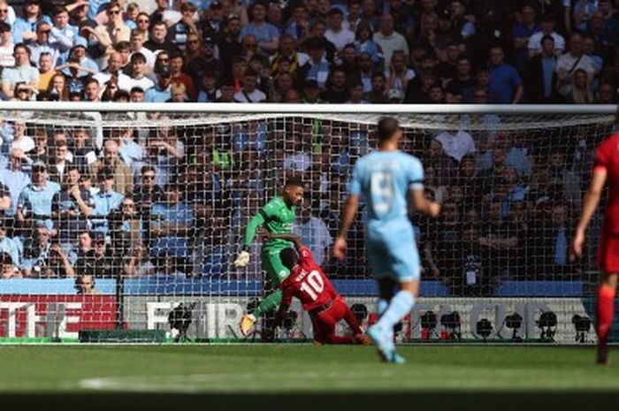 Striker Liverpool, Sadio Mane, mencetak gol ke gawang Manchester City dalam laga semifinal Piala FA di Stadion Wembley, Sabtu (16/4/2022).