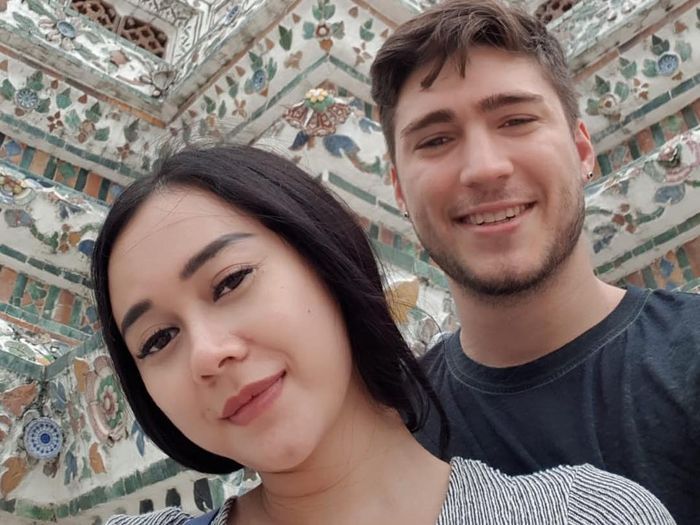 Aura Kasih bersama suaminya 