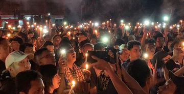 Suasana saat ribuan suporter dari berbagai klub di Indonesia berkumpul di Stadion Mandala Krida dalam acara doa bersama Tragedi Kanjuruhan pada Selasa (4/10/2022)