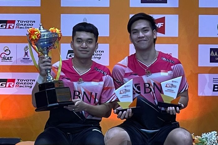 Pasangan ganda putra Indonesia, Leo Rolly Carnando/Daniel Marthin, berpose di atas podium juara setelah memenangi final Thailand Masters 2023 di Nimibutr Arena, Bangkok, Thailand, 5 Februari 2023.