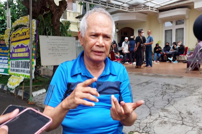 Eks pemain timnas Indonesia era 70-an, Sutan Harhara melayat ke rumah duka mendiang mantan sekjen abadi PSSI Nugraha Besoes di Taman Alfa Indah, Joglo, Jakarta Barat, Senin (6/2/2023). 