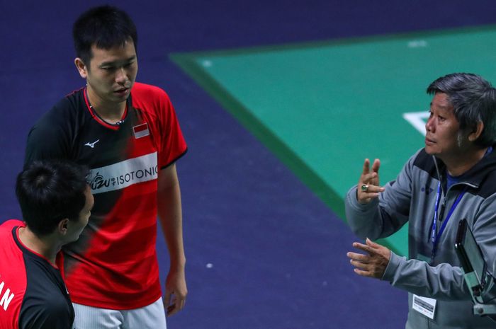 Mohammad Ahsan/Hendra Setiawan saat mendapat arahan dari pelatih Herry Iman Pierngadi pada babak pertama French Open 2019, Rabu (23/10/2019).