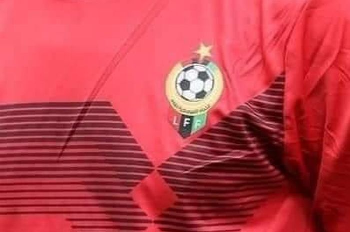 Logo Libya Football Federation di salah satu jersey timnas Libya.