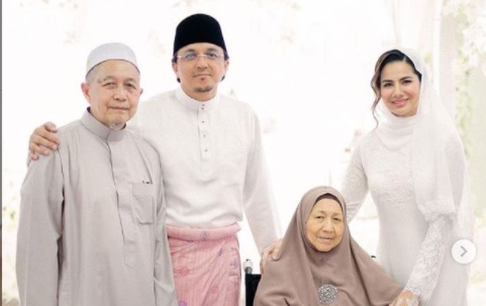 Engku Emran bersama dengan kedua orang tuaya dan <a href='https://palembang.tribunnews.com/tag/noor-nabila' title='Noor Nabila'>Noor Nabila</a>