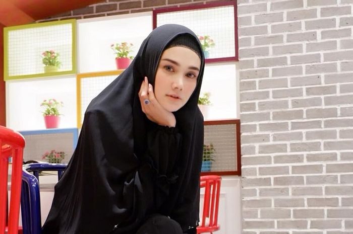 Rumahnya Ketahuan Tak Terawat Mulan Jameela Posting Ngopi Di Depan