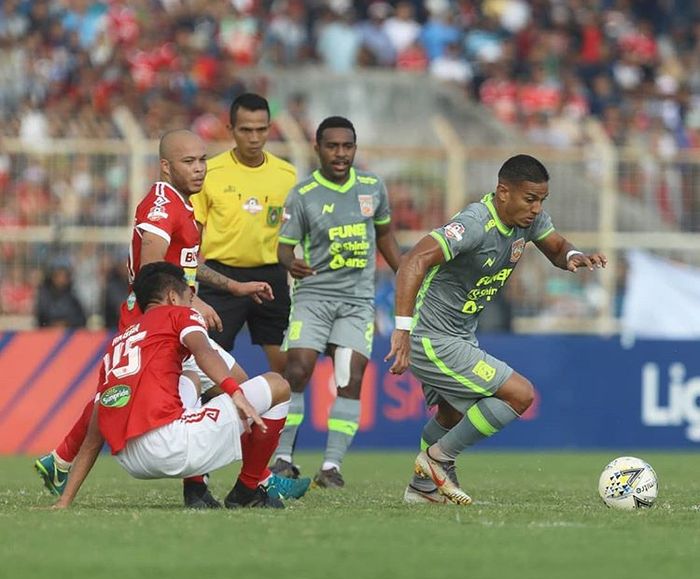 Aksi gelandang Borneo FC, Renan Silva, saat membela timnya melawan Perseru Badak Lampung FC pada pekan ke-10 Liga 1 2019.