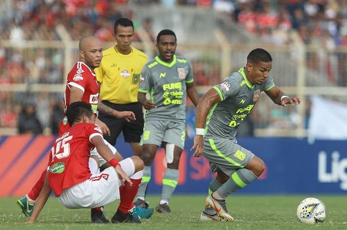 Aksi gelandang Borneo FC, Renan Silva, saat membela timnya melawan Perseru Badak Lampung FC pada pekan ke-10 Liga 1 2019.