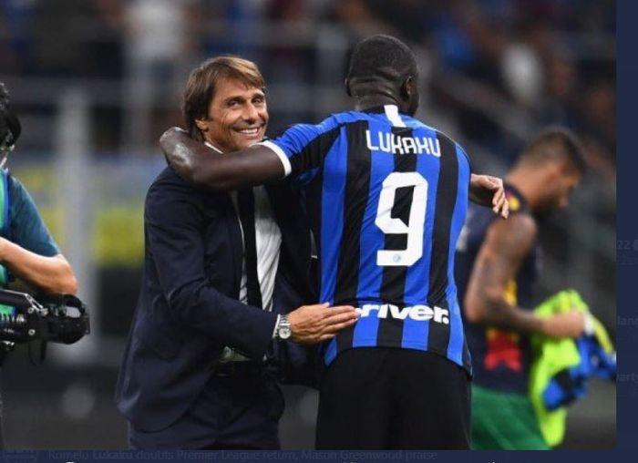 Pelatih Inter Milan, Antonio Conte, memeluk Romelu Lukaku.