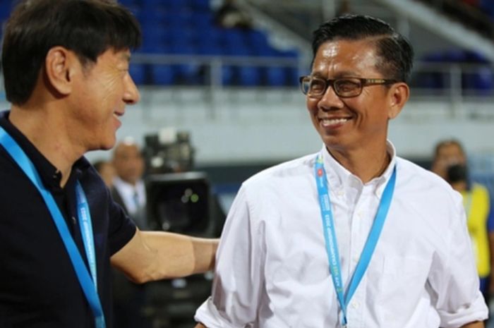 Pelatih Timnas U-23 Vietnam Hoang Anh Tuan (kanan) berbincang santai dengan Shin Tae-yong.