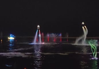 Tak Hanya Dimeriahkan Musisi Ternama Tanah Air, Pengunjung Ancol Juga Dihibur dengan Flyboard Show di Malam Pergantian Tahun
