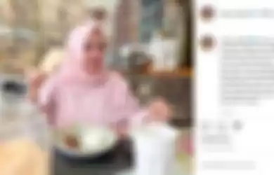 Rieta Amilia makan pakai kerupuk