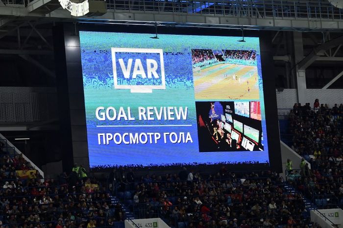 Layar stadion menunjukkan evaluasi gol melalui VAR dalam duel Spanyol vs Maroko pada Piala Dunia 2018 di Kaliningrad, Rusia (25/6/2018).