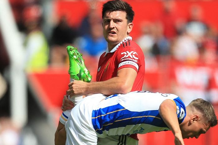 Manchester United's English defender Harry Maguire (rear) collides with Brighton's Belgian midfielder Leandro Trossard during the English Premier League football match between Manchester United and Brighton and Hove Albion at Old Trafford in Manchester, north west England, on August 7, 2022. (Photo 
