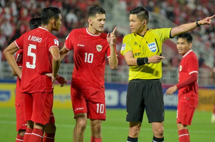 Bek Timnas U-23 Indonesia Justin Hubner (tengah) memprotes wasit Shen Yinhao yang menghukum Risky Ridho kartu merah langsung dalam semifinal Piala Asia U-23 2024 melawan Uzbekistan di Stadion Abdullah bin Khalifa, Doha, Qatar, Senin (29/4/2024) malam WIB.