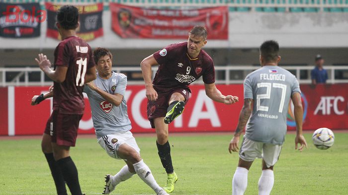 Upaya penyerang PSM Makassar, Eero Markkanen melepaskan tembakan ke gawang Kaya FC pada lanjutan PIala AFC 2019, di Stadion Pakansari, Kabupaten Bogor, Selasa (2/4/2019).