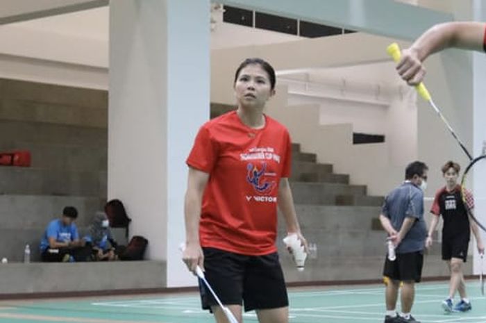 Greysia Polii (kiri) menemani tim Indonesia yang dipimpin oleh Nita Violina Marwah saat latihan teknik perdana jelang Uber Cup 2022 di di arena bulutangkis, lantai 4 Gedung Serbaguna Kantor Sekretaris Tetap Departemen Pertahanan Sri Saman, Bangkok, Kamis (5/5). 