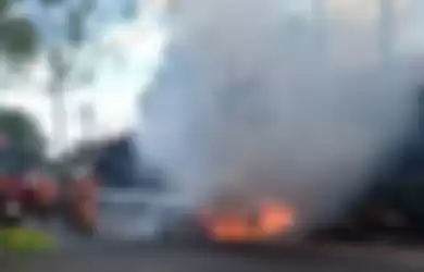 Mobil yang habis terbakar akibat powerbank meledak.