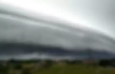 Awan berbentuk Tsunami yang terlihat di Meulaboh, Aceh, Senin (11/8).