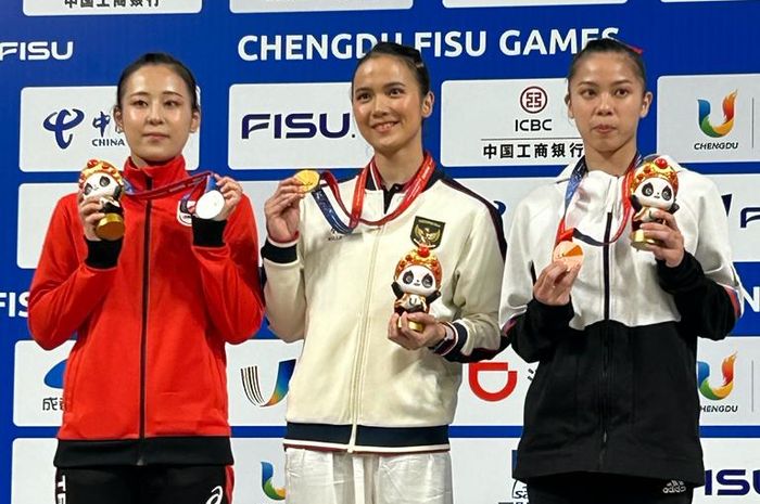 Atlet wushu Indonesia, Nandhira Mauriskha berhasil menyabet medali emas nomor chanquan putri pada FISU World University Games 2023 di Chengdu, China, Sabtu (29/7/2023)