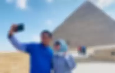 Sandiaga Uno dan Nur Asia saat berlibur ke Mesir.  