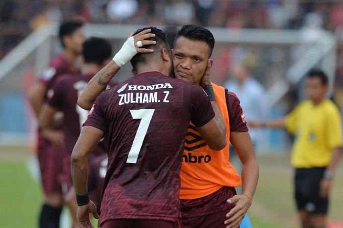 Pemain PSM Makassar Zulham Zamrun dan Ferdinand Sinaga berpelukan dipinggir lapangan setelah tim mereka dikalahkan PSIS Semarang di Stadion Madya Magelang pada Rabu (27/11/2019).