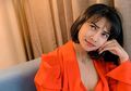 Pakai Baju Seksi Sembari Makan Apel di Atas Meja, Dengkul Hitam Vanessa Angel Malah Jadi Sorotan Warganet