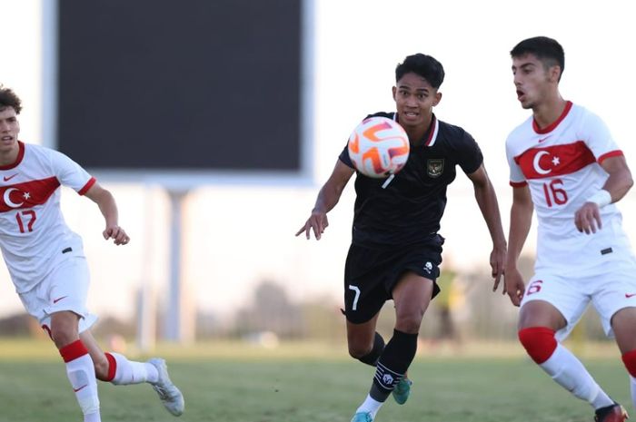 Gelandang timnas U-20 Indonesia, Marselino Ferdinan, sedang berduel dengan pemain Turki.