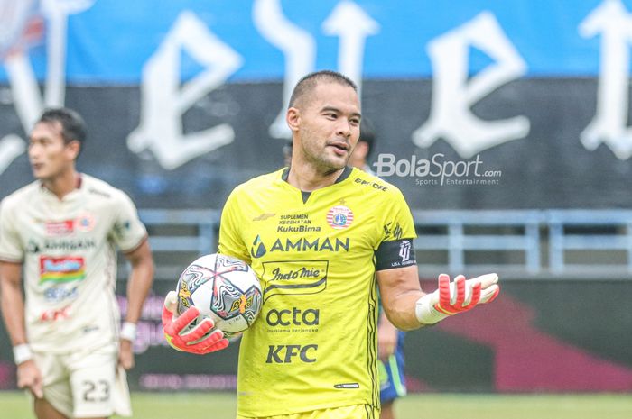 Kiper Persija, Andritany Ardhiyasa, merayakan keberhasilannya menggagalkan penalti Beckham Putra pada babak pertama laga melawan Persib di Liga 1, Rabu (11/1/2023) di Stadion Gelora Bandung Lautan Api.