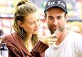 Intip Isi SMS Behati Prinsloo untuk Adam Levine Sebelum Tampil di VS Fashion Week!