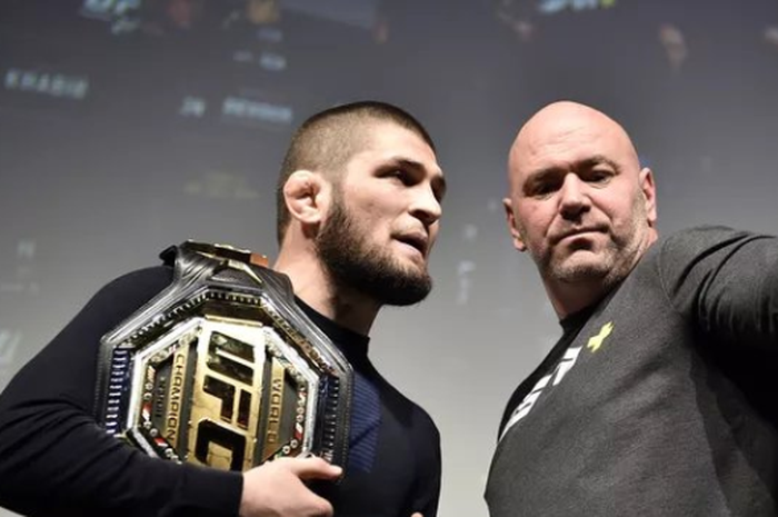 Khabib Nurmagomedov (kiri) dan Presiden UFC, Dana White.