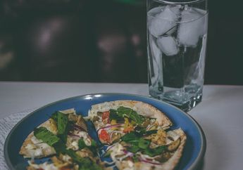Meski Menyegarkan Tenggorokan, Ini 6 Efek Keseringan Minum Air Es Setelah Makan