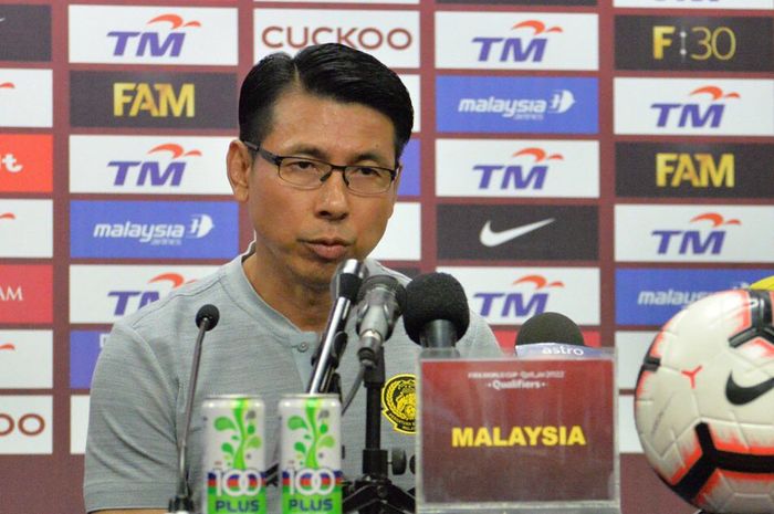 Pelatih timnas Malaysia, Tan Cheng Hoe (kiri), bersama pemainnya, Syahmi Safari (kanan), saat menghadiri konferensi pers sebelum laga melawan Indonesia dalam Kualifikasi Piala Dunia 2022 Grup G Zona Asia.