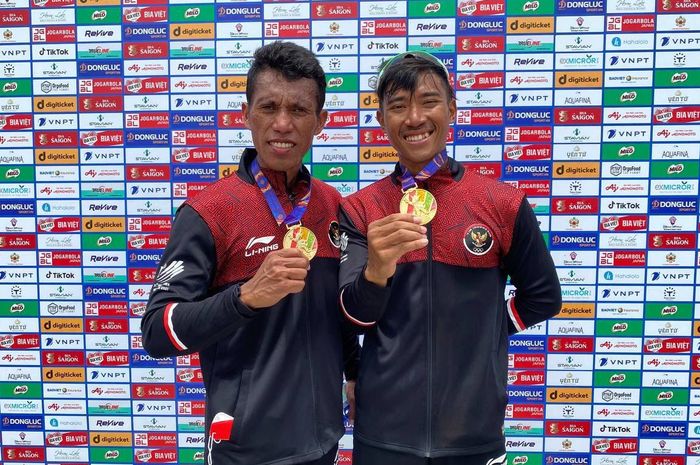 Atlet rowing Indonesia, Ardi Isadi dan Kakan Rusmana, berpose dengan medali emas yang mereka raih dari final nomor lightweight men&rsquo;s double sculls pada SEA Games 2021 yang digelar di Thuy Nguyen Hai Phong Aquatics Center, Vietnam, 11 Mei 2022.
