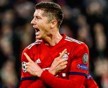 Video - Robert Lewandowski Pamer Akurasi Tendangan yang Bikin Anak-anak China Bersorak