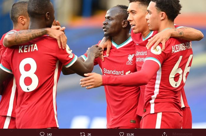 Sadio Mane (tengah) merayakan gol bersama rekannya dalam duel Liga Inggris antara Chelsea vs Liverpool di Stamford Bridge, 20 September 2020.